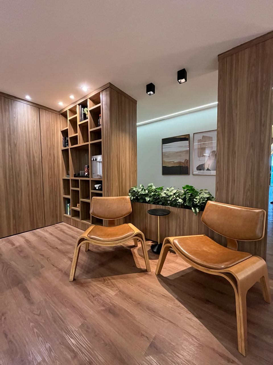 Sala planejada com painel e marcenaria em madeira