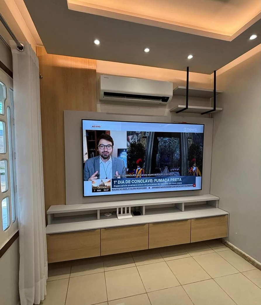 Sala planejada com painel de TV, MDF e iluminação
