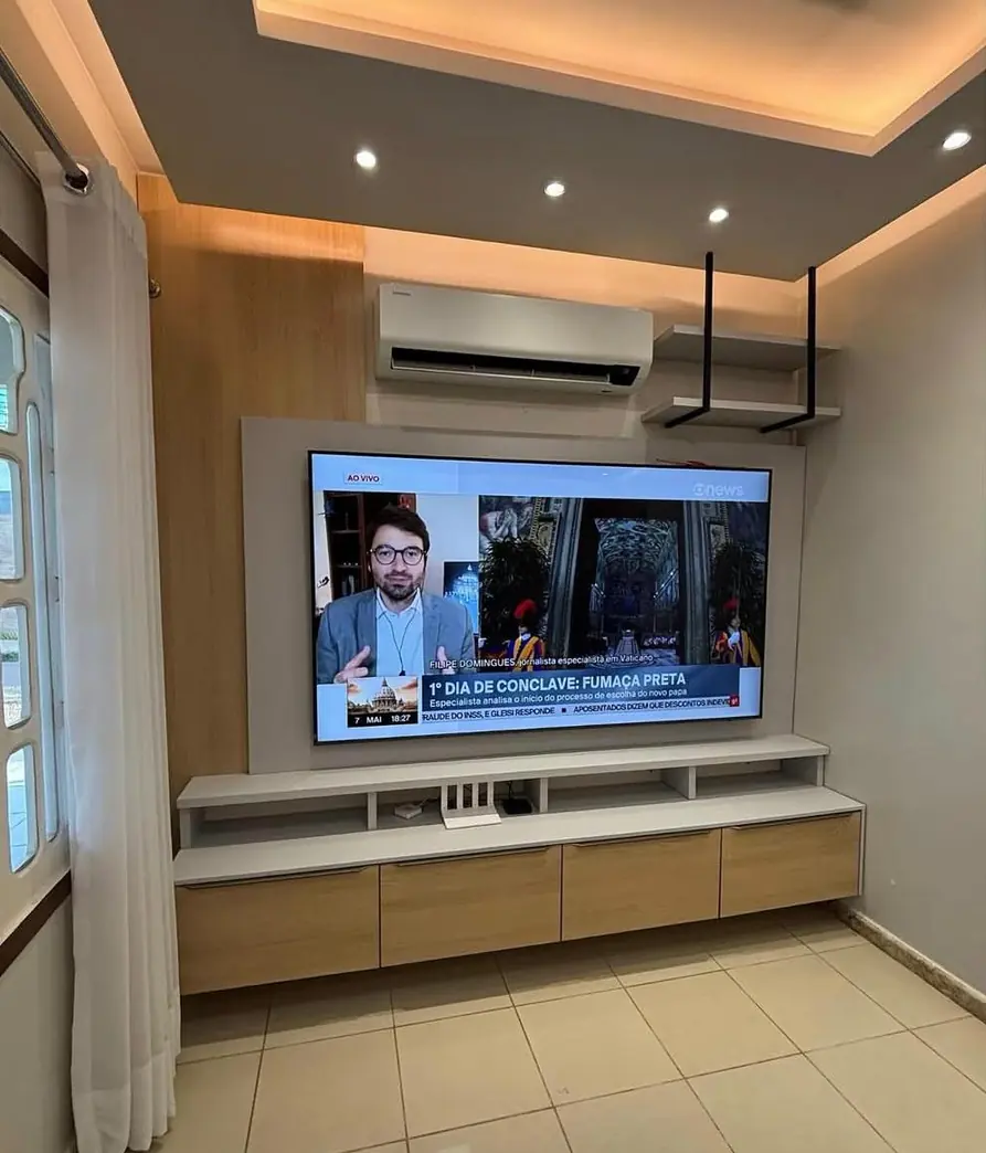 Sala planejada com painel de TV, MDF e iluminação