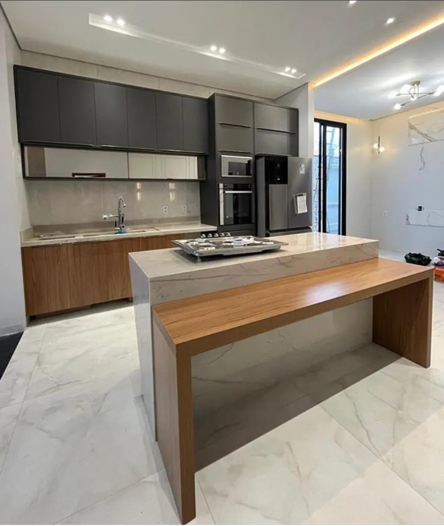 Cozinha planejada em MDF com ilha e armários