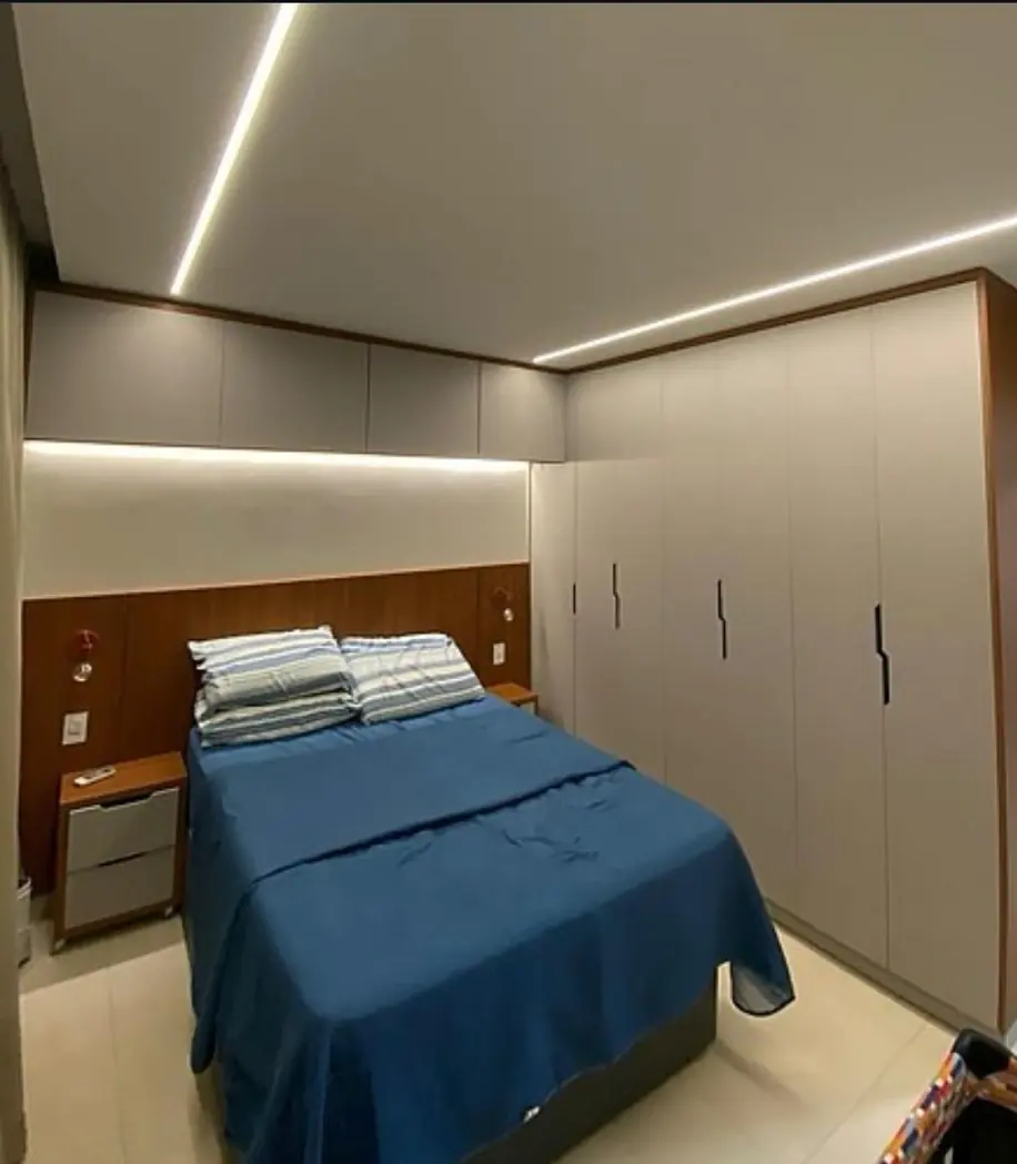 Quarto planejado com guarda-roupa e painel