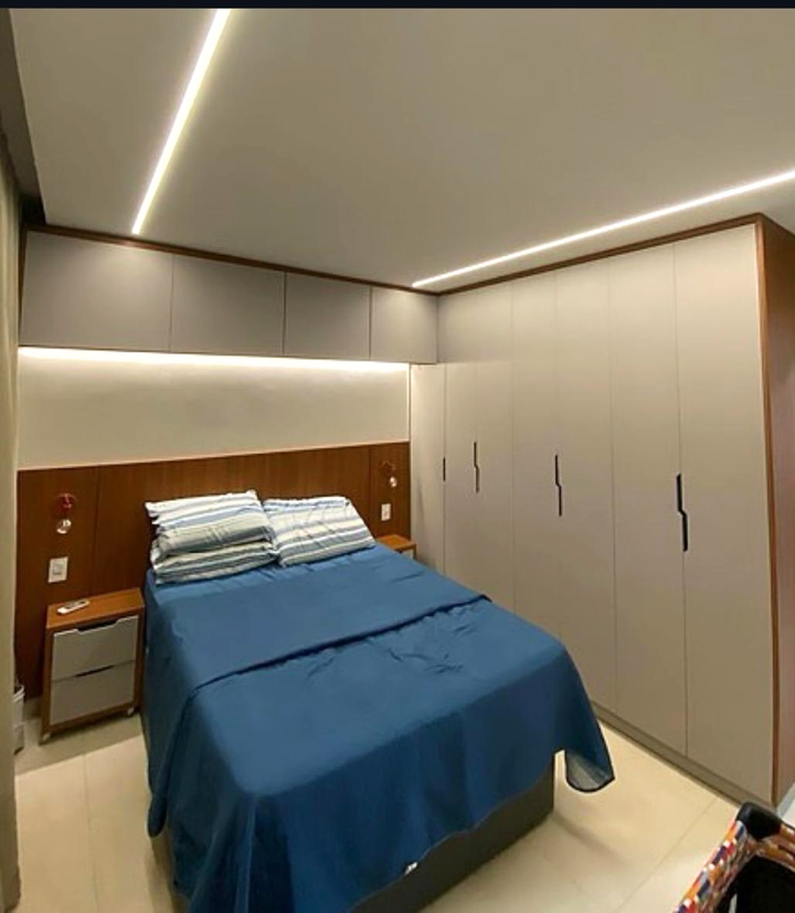 Quarto planejado com armários, cabeceira e LED