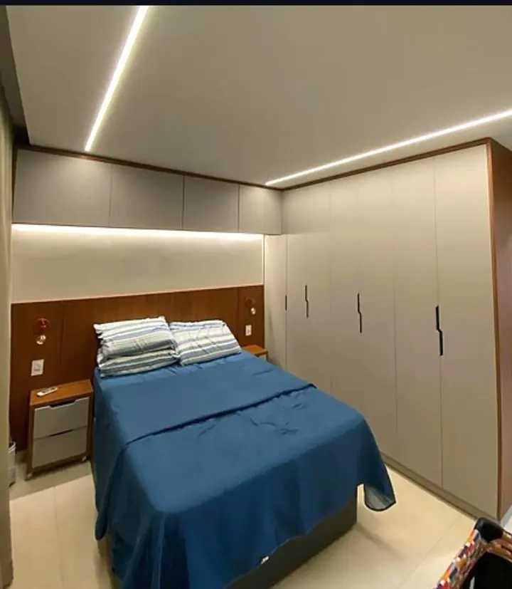 Quarto planejado com armários, cabeceira e LED