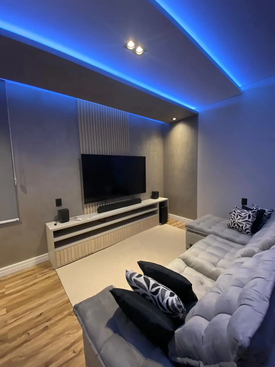 Closet planejado em MDF claro com gavetas e prateleiras
