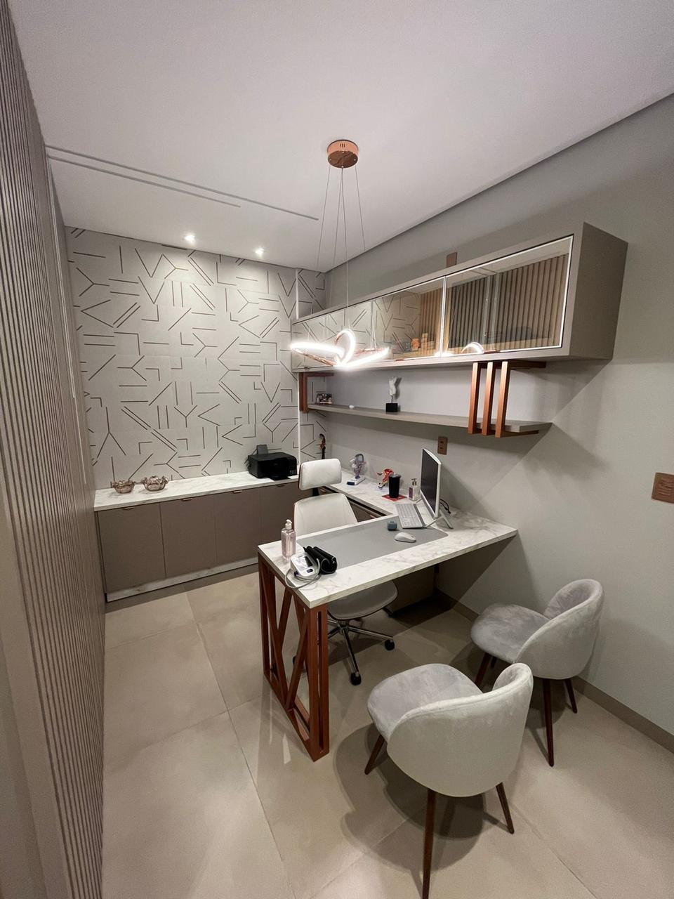 Ambiente planejado com escritorio sob medida e acabamento em MDF