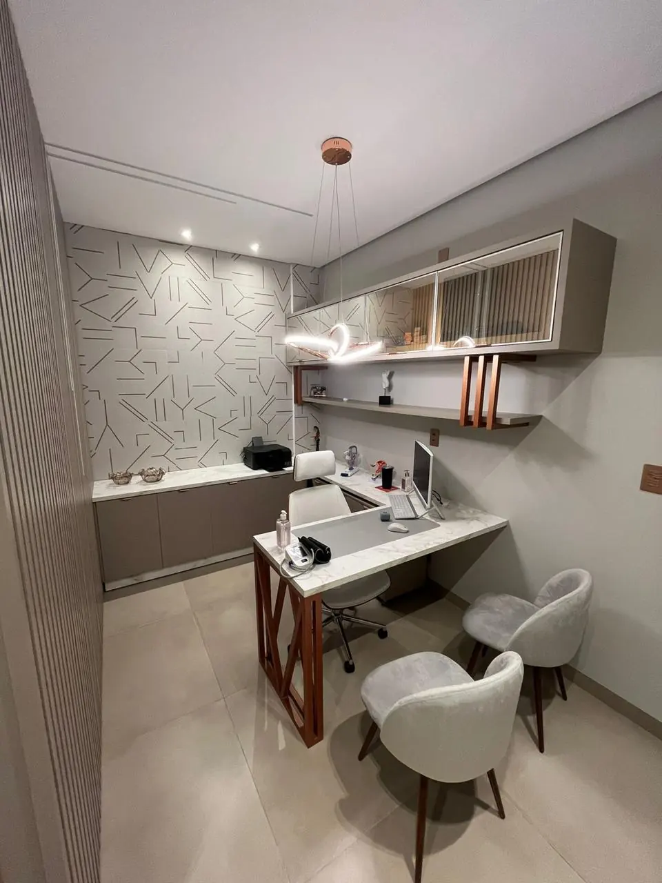 Ambiente planejado com escritorio sob medida e acabamento em MDF