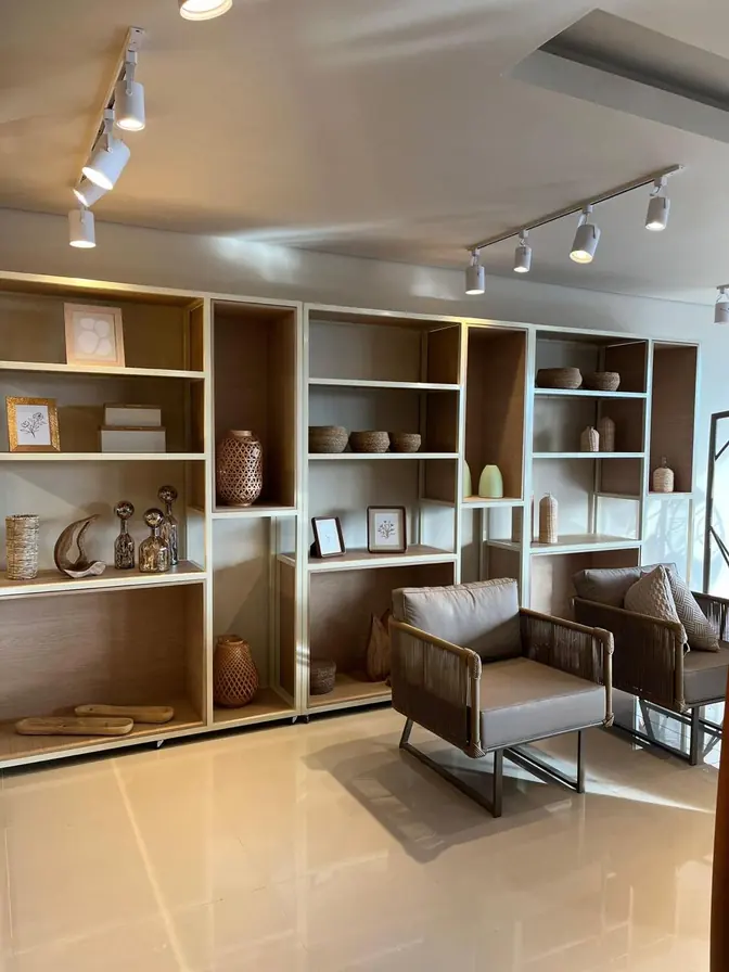 Estante sob medida com nichos decorativos em MDF