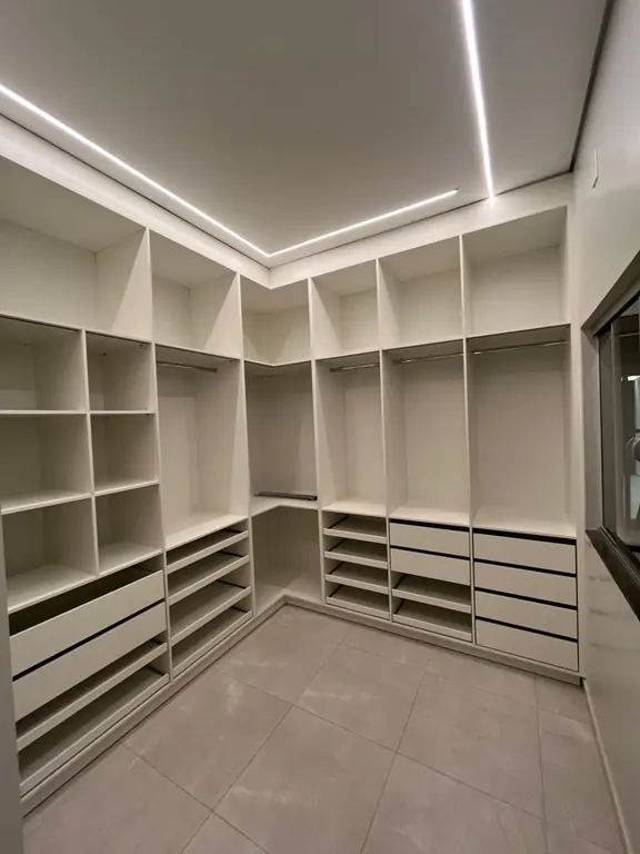 Closet em MDF com prateleiras, gavetas e cabideiros