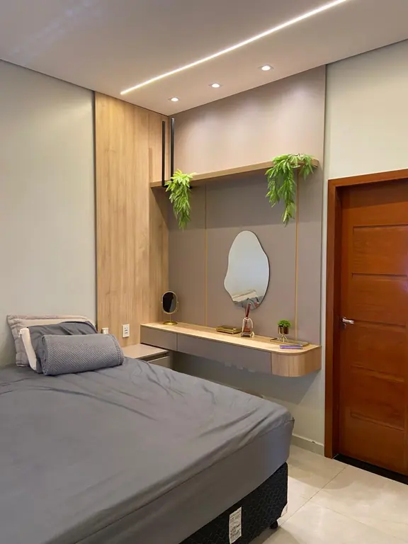 Quarto com bancada suspensa, painel e armário planejado